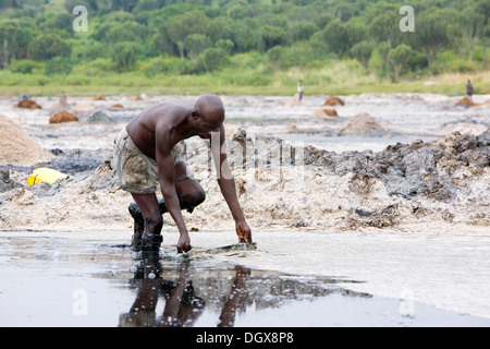 Salz Arbeiter arbeiten auf See Kasenyi, Queen Elizabeth National Park, Kasenyi, Uganda, Afrika Stockfoto