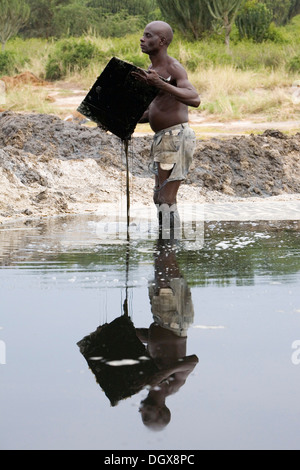 Salz Arbeiter arbeiten auf See Kasenyi, Queen Elizabeth National Park, Kasenyi, Uganda, Afrika Stockfoto