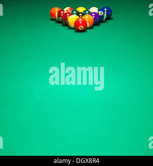 Satz von Billardkugeln bereit, das Spiel zu starten Stockfoto