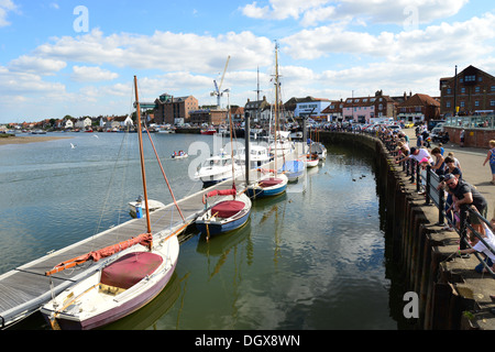 Blick auf den Hafen, Wells-Next-the-Sea, Norfolk, England, Vereinigtes Königreich Stockfoto