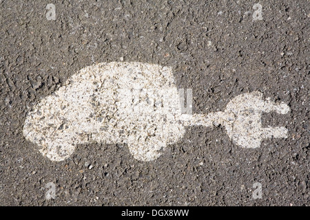 Piktogramm in einem Parkhaus, Angabe der Steckdosen zum Aufladen von Elektroautos, Aurskog, Norwegen, Europa Stockfoto