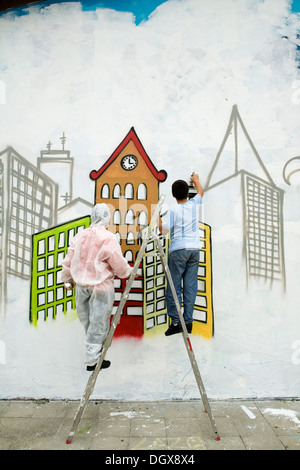 Junge Menschen türkischer Herkunft sprühen legal Graffiti an der Wand des Jugendzentrums "Kreuzer" im Görlitzer Park Stockfoto