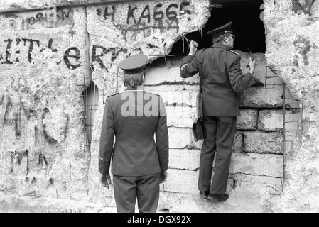 DDR Grenztruppen Inspektion Schäden an der Berliner Mauer am Brandenburger Tor, Berlin Stockfoto