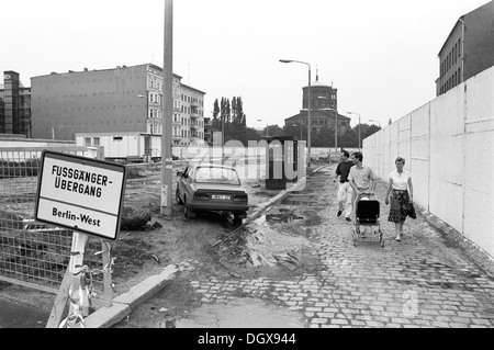 Blick auf den ehemaligen Todesstreifen der Berliner Mauer am Engeldamm Weg von der Kopenickerstrasse in Richtung Kreuzberg Stockfoto