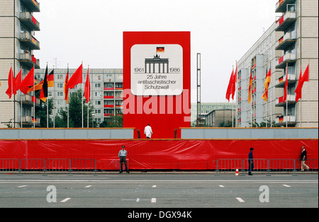 DDR, Stand für die Parade zum 25. Jahrestag des Baus der Berliner Mauer an der Karl-Marx-Allee Street, 1986, Berlin Stockfoto