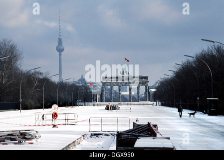 Brandenburger Tor mit der Berliner Mauer im Schnee, Berlin Stockfoto