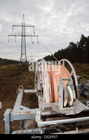 Arbeiten mit einem Drahtseil Kran auf einer 380-kV-Fernleitung Lineman im Besitz der Übertragungsnetzbetreiber 50Hertz, verfolgen Stockfoto