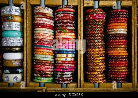 Traditionelle bunte indische Armreifen käuflich, Bundi, Rajasthan, Indien Stockfoto