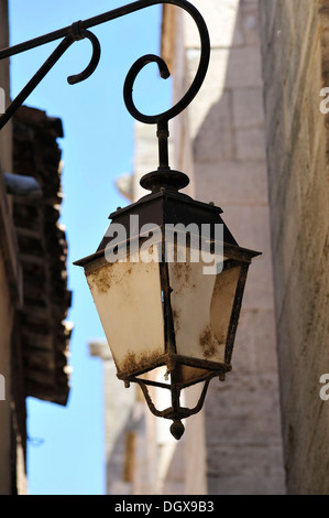 Hängende Laterne, Saint-Gilles, Frankreich Stockfoto