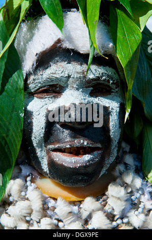 Frau in einem bunt geschmückten Kostüm mit Bemalung in den traditionellen Sing-Sing sammeln, Hochland, Mount Hagen Stockfoto