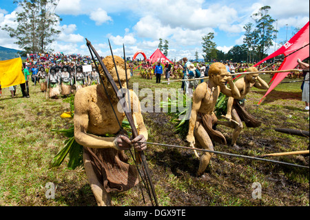 Mitglieder eines Stammes in bunt dekoriert Kostüme mit Gesicht und Körper Farbe an den traditionellen Sing-Sing sammeln, Hochland Stockfoto