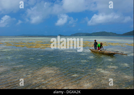 Jungen Fischen, Insel Samarai Alotau, Papua New Guinea Stockfoto