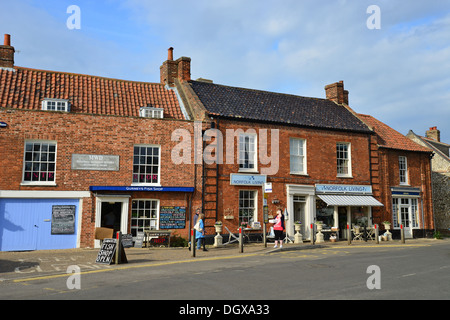 Geschäfte am Marktplatz, Burnham Market, Norfolk, England, Vereinigtes Königreich Stockfoto