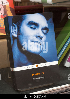 Die Autobiographie von Morrissey auf Verkauf in einem Buch-Schaufenster Stockfoto
