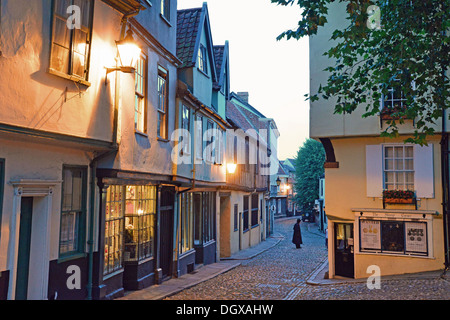 Elm Hill bei Dämmerung, Norwich, Norfolk, England, Vereinigtes Königreich Stockfoto