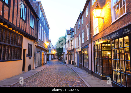 Elm Hill bei Dämmerung, Norwich, Norfolk, England, Vereinigtes Königreich Stockfoto