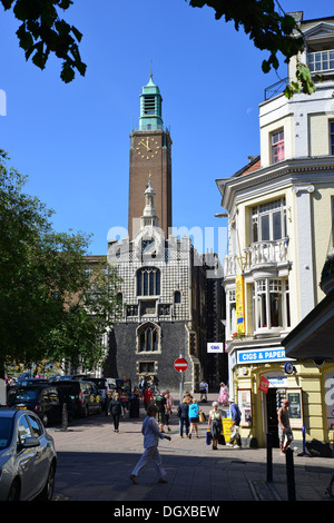 Rathaus-Turmuhr und Norwich Guildhall, Marktplatz, Norwich, Norfolk, England, Vereinigtes Königreich Stockfoto