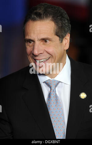 Brooklyn, New York, USA. 25. Oktober 2013. New Yorker Gouverneur Andrew Cuomo bei Pathways in Technologie Early College High School in Brooklyn, New York am 25. Oktober 2013 © Dpa picture-Alliance/Alamy Live News Stockfoto