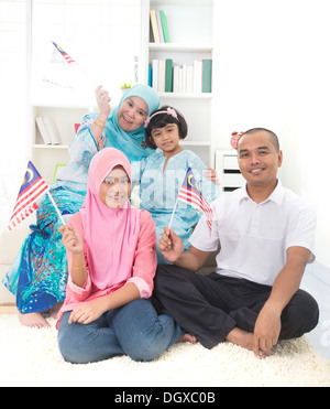 Malaiische Familie mit malaysische Flagge Lifestyle Foto Stockfoto