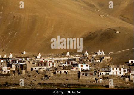 Kleine tibetische Dorf bei Sonnenaufgang im Himalaya-Gebirge Indien Ladakh Korzok Dorf und Kloster in Tso Moriri See Höhe Stockfoto