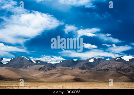 Himalaya Hochgebirge Landschaft Panorama mit blauen Wolkenhimmel. Indien, Ladakh, in der Nähe von salt Lake Tso Kar, 4600 m Höhe Stockfoto
