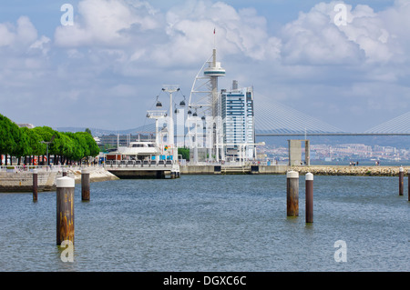 Vasco da Gama Tower, Seilbahn und Tejo Uferpromenade, Parque Das Nações (Park der Nationen), Lissabon, Portugal Stockfoto