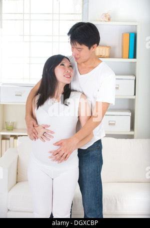 asiatische schwangere Mutter und ihr Ehemann Stockfoto