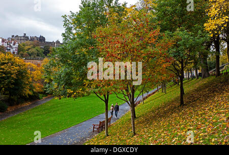 Edinburgh, Schottland. 27. Oktober 2013.  Besucher genießen die herbstlichen dunstigen Sonnenschein in den Princes Street Gardens in der schottischen Hauptstadt. Stockfoto