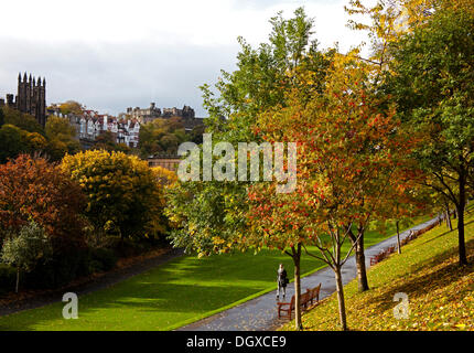 Edinburgh, Schottland. 27. Oktober 2013.  Besucher genießen die herbstlichen dunstigen Sonnenschein in den Princes Street Gardens in der schottischen Hauptstadt. Stockfoto