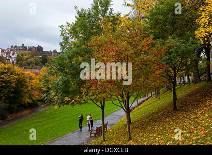 Edinburgh, Schottland. 27. Oktober 2013.  Besucher genießen die herbstlichen dunstigen Sonnenschein in den Princes Street Gardens in der schottischen Hauptstadt. Stockfoto