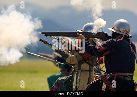 Landsknechte, Fußsoldaten, die Kanonen schießen, Reenactment, Landsknecht Hurra 2012, Mittelberg, oberen Allgäu, Swabia Stockfoto