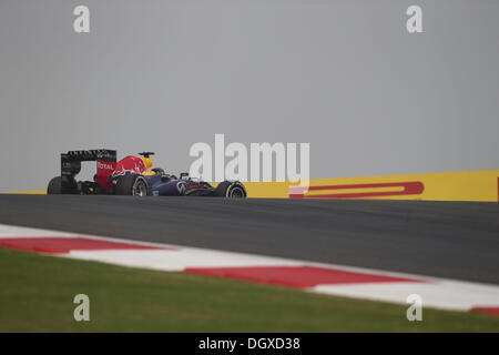 Neu-Delhi, Indien. 27. Oktober 2013. SEBASTIAN VETTEL Deutschlands und Infiniti Red Bull Racing fährt während des Rennens der Formel 1 indische Grand Prix 2013 auf dem Buddh International Circuit in Neu-Delhi, Indien. Bildnachweis: James Gasperotti/ZUMA Wire/ZUMAPRESS.com/Alamy Live-Nachrichten Stockfoto