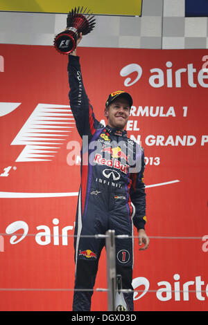 Neu-Delhi, Indien. 27. Oktober 2013. SEBASTIAN VETTEL Deutschlands und Infiniti Red Bull Racing ist auf dem Podium gesehen, nach der Behauptung der ersten Platz und seinen vierten aufeinanderfolgenden Weltmeistertitel auf der Formel 1 indische Grand Prix 2013 auf dem Buddh International Circuit in Neu-Delhi, Indien. Bildnachweis: James Gasperotti/ZUMA Wire/ZUMAPRESS.com/Alamy Live-Nachrichten Stockfoto