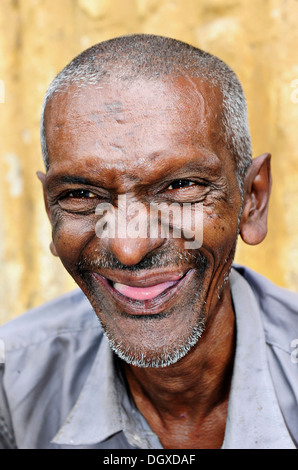 Porträt von einem lachenden älterer Mann, wahrscheinlich der indischen Ursprungs, in Yangon, Myanmar, Birma, Südostasien, Asien Stockfoto