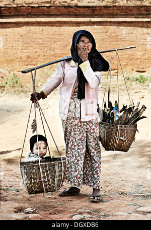 Frau mit einem Kind in einem Korb, Bagan, Myanmar auch bekannt als Myanmar, Südostasien, Asien Stockfoto