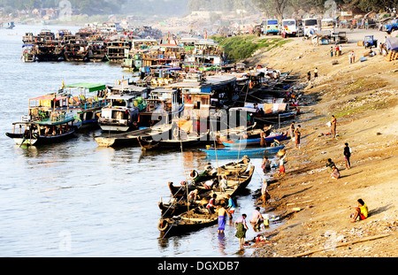 Hafen Sie am Irrawaddy-Fluss Ayeyarwady, Mandalay, Birma auch bekannt als Myanmar, Südostasien, Asien Stockfoto