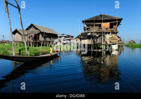 Pfahlbauten und zwei Kinder in einem Boot am Inle See, Birma auch bekannt als Myanmar, Südostasien, Asien Stockfoto