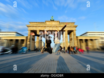 Springen vor Freude, zwei Mädchen springen in der Luft vor dem Brandenburger Tor, Berlin Stockfoto