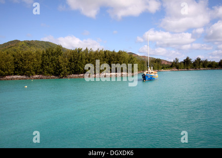 Blaue grüne Meer am Hafen von Praslin in den Seychellen Stockfoto