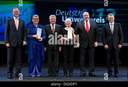 Osnabrück, Deutschland. 27. Oktober 2013. Niedriger Saxon Premier Stephan Weil (L-R), Preisträger Carmen Hock-Heyl, Bundespräsident Joachim Gauck, Nobelpreisträger Ursula Sladek, Bundesumweltminister Peter Altmaier und DBU-Generalsekretär Heinrich Bottermann während der Präsentation des deutschen Umwelt-Preis 2013 in Osnabrück, 27. Oktober 2013 stellen. Foto: FRISO GENTSCH/Dpa/Alamy Live News Stockfoto