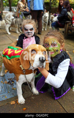 London, UK. 27. Oktober 2013. Ralph der Beagle, gekleidet in ein Hotdog-Kostüm mit seinen Besitzern Scarlett (rechts) und Bibi (hinten) Fahrten in ihrem Batmobil am alle Hunde Thema Halloween Fancy Dress Dog Walk, Hampstead Heath, London Credit: Paul Brown/Alamy Live News Stockfoto