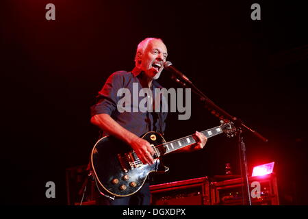 Berlin, Deutschland. 26. Oktober 2013. Peter Frampton führt auf der Bühne als special Guest bei einem Deep Purple Konzert in Berlin, Deutschland, 26. Oktober 2013. Foto: Lutz Müller-Bohlen/Dpa/Alamy Live-Nachrichten Stockfoto