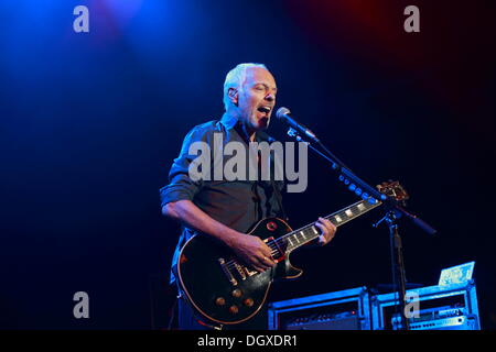 Berlin, Deutschland. 26. Oktober 2013. Peter Frampton führt auf der Bühne als special Guest bei einem Deep Purple Konzert in Berlin, Deutschland, 26. Oktober 2013. Foto: Lutz Müller-Bohlen/Dpa/Alamy Live-Nachrichten Stockfoto