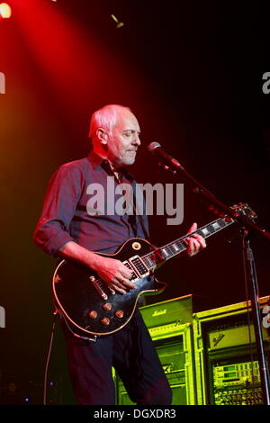 Berlin, Deutschland. 26. Oktober 2013. Peter Frampton führt auf der Bühne als special Guest bei einem Deep Purple Konzert in Berlin, Deutschland, 26. Oktober 2013. Foto: Lutz Müller-Bohlen/Dpa/Alamy Live-Nachrichten Stockfoto