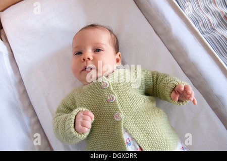 Kleines Mädchen wach in ihrem Bett liegen Stockfoto