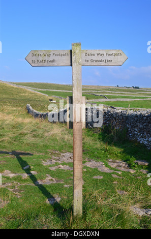 Wegweiser aus Holz auf dem Dales so Long Distance Fußweg zwischen Grassington & Kettlewell in Wharfedale Yorkshire Stockfoto