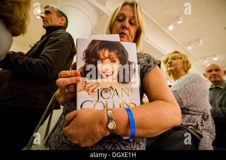 Englische Schauspielerin und Autorin, Joan Collins, kamen am Kaufhaus Selfridges in London Kopien von ihr neuestes Buch zu unterzeichnen. Stockfoto