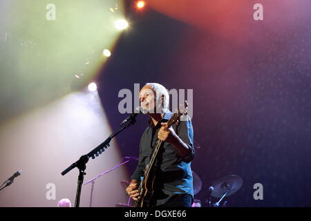 Berlin, Deutschland. 26. Oktober 2013. Peter Frampton führt auf der Bühne als special Guest bei einem Deep Purple Konzert in Berlin, Deutschland, 26. Oktober 2013. Foto: Lutz Müller-Bohlen/Dpa/Alamy Live-Nachrichten Stockfoto