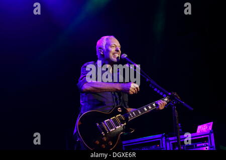 Berlin, Deutschland. 26. Oktober 2013. Peter Frampton führt auf der Bühne als special Guest bei einem Deep Purple Konzert in Berlin, Deutschland, 26. Oktober 2013. Foto: Lutz Müller-Bohlen/Dpa/Alamy Live-Nachrichten Stockfoto