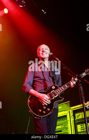 Berlin, Deutschland. 26. Oktober 2013. Peter Frampton führt auf der Bühne als special Guest bei einem Deep Purple Konzert in Berlin, Deutschland, 26. Oktober 2013. Foto: Lutz Müller-Bohlen/Dpa/Alamy Live-Nachrichten Stockfoto